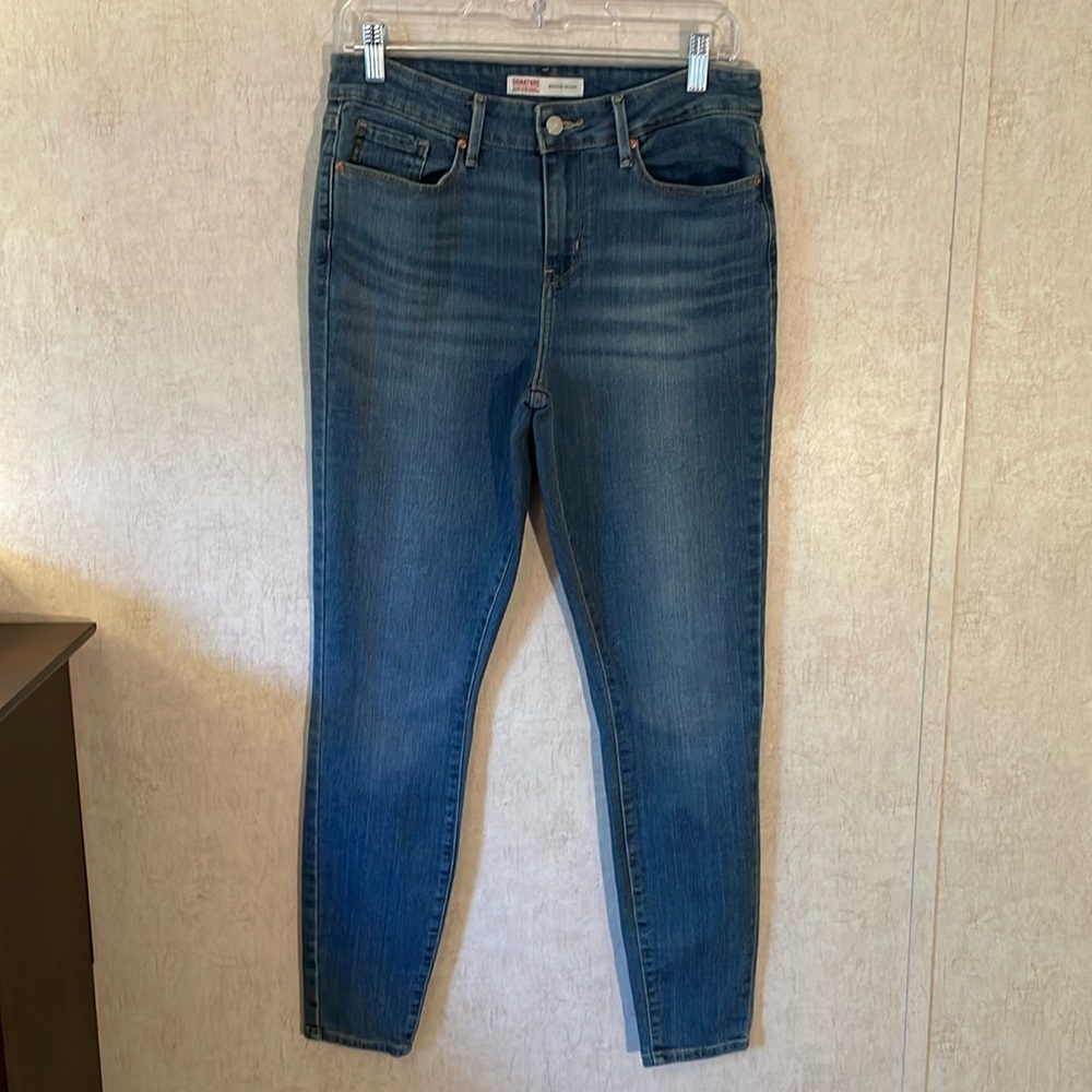 Signature by Levi’s misuse skinny jeans for women. Size 8 medium. 5 pocket.